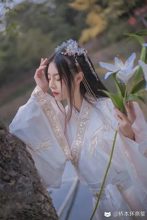 Shei Jia Xiao Jie 谁家小姐 Who's The Lady Lyrics 歌詞 With Pinyin By Xu Meng Yuan 徐梦圆 Xu Mengyuan 、Feng Ming Jiong Jun 封茗囧菌 Mandy Sa