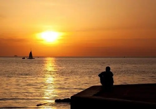Yi Ge Ren Kan Ri Luo 一个人看日落 Watch The Sunset Alone Lyrics 歌詞 With Pinyin By Yu Dong Ran 于冬然